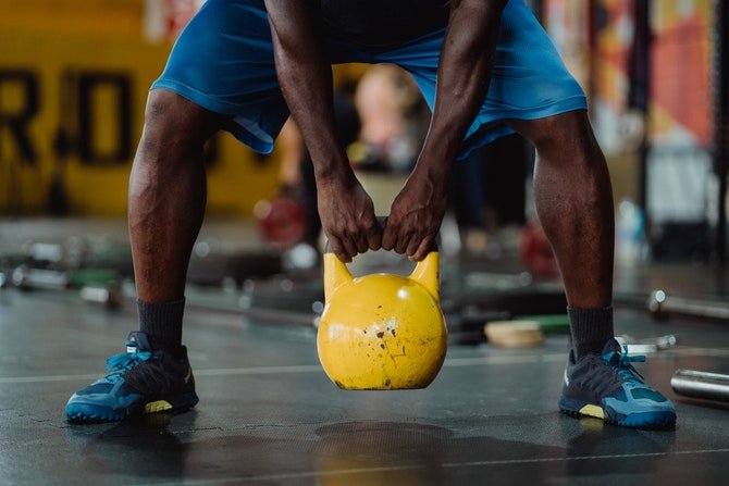 Man using kettle bell