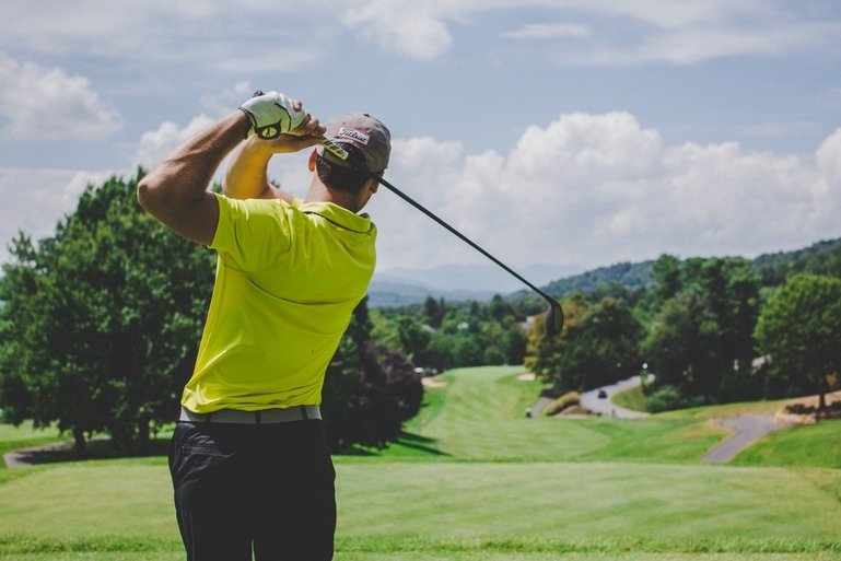 discount golf store man golfing