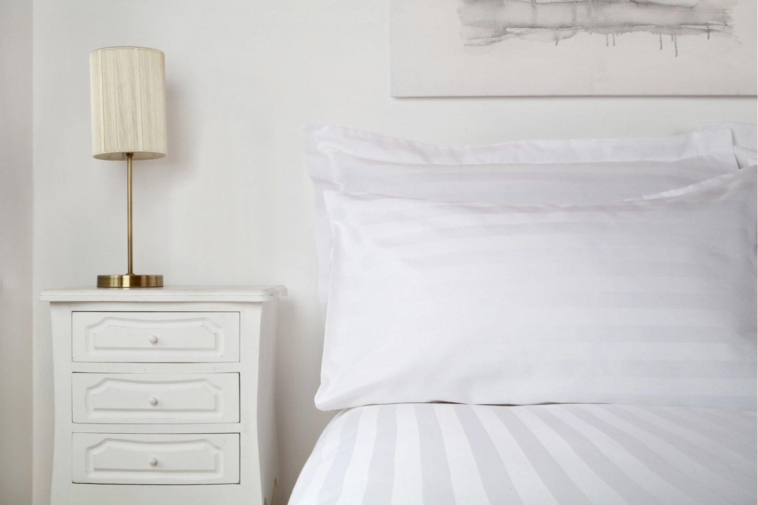 Bed with white pillow cases